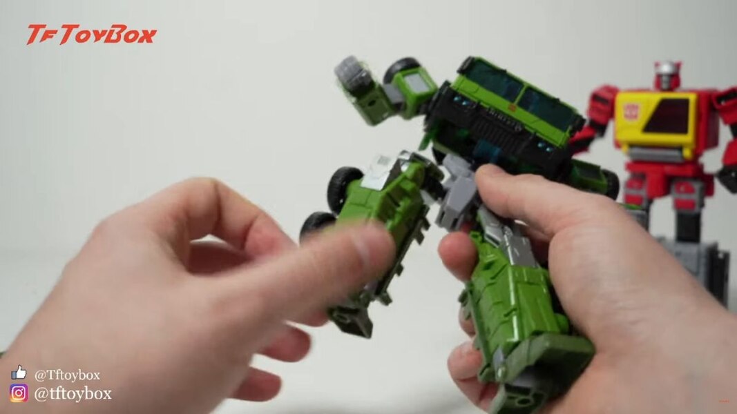 Transformers LEGACY UNBOXING Bulkhead And Blaster Eject By Tftoybox   In Hand Images  (10 of 17)